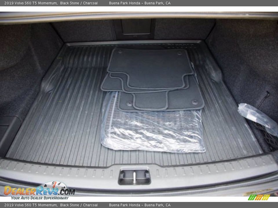 2019 Volvo S60 T5 Momentum Black Stone / Charcoal Photo #21