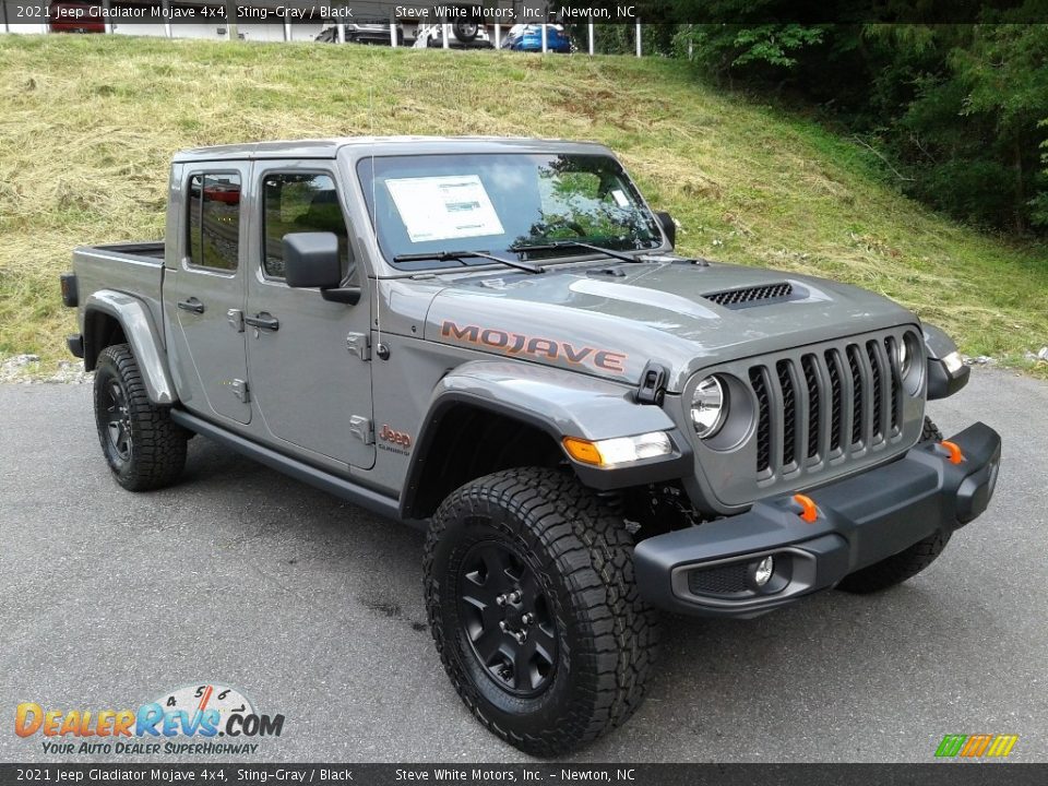 Front 3/4 View of 2021 Jeep Gladiator Mojave 4x4 Photo #4