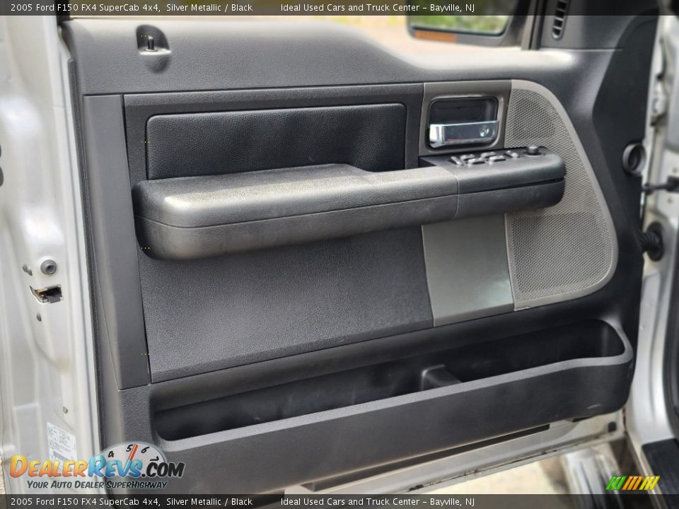 Door Panel of 2005 Ford F150 FX4 SuperCab 4x4 Photo #13