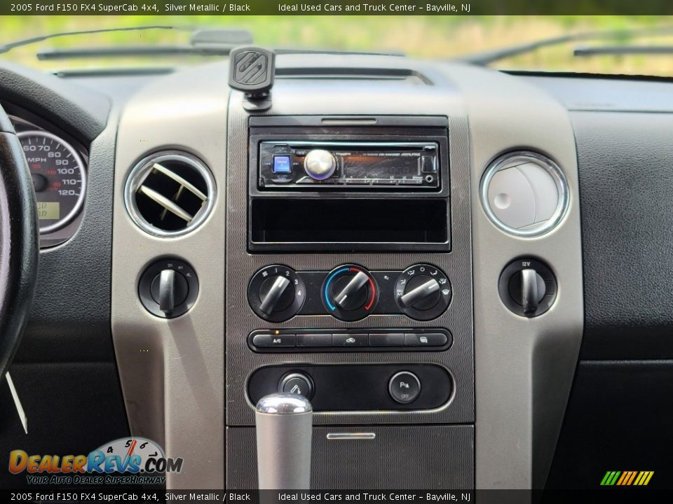 Controls of 2005 Ford F150 FX4 SuperCab 4x4 Photo #19