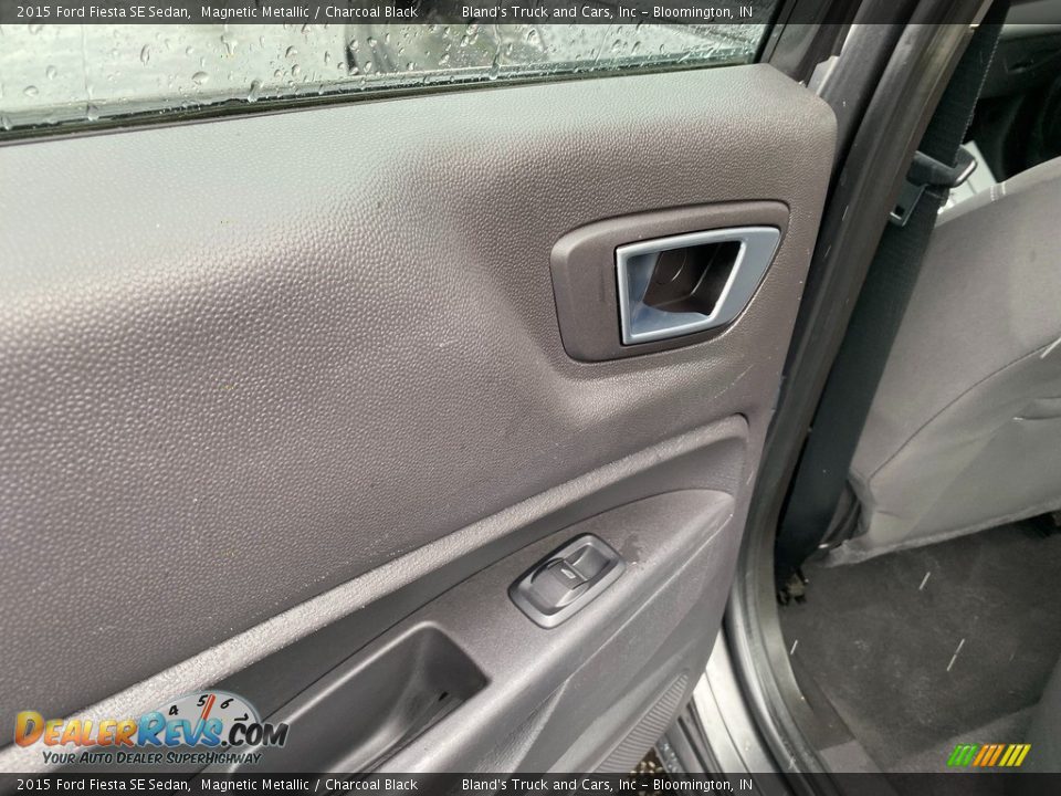 2015 Ford Fiesta SE Sedan Magnetic Metallic / Charcoal Black Photo #32