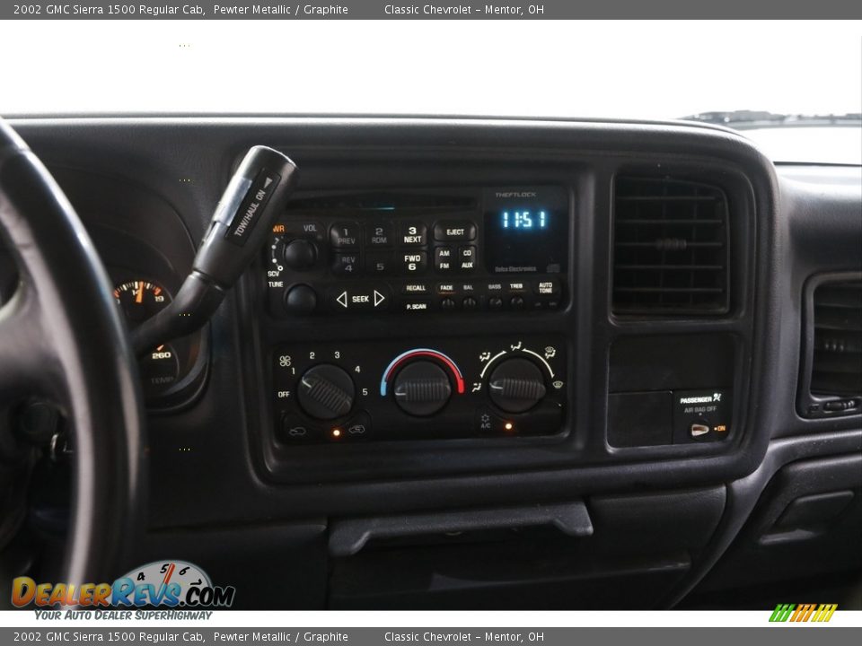 Controls of 2002 GMC Sierra 1500 Regular Cab Photo #8