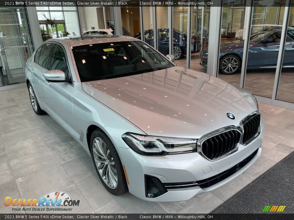 Front 3/4 View of 2021 BMW 5 Series 540i xDrive Sedan Photo #1