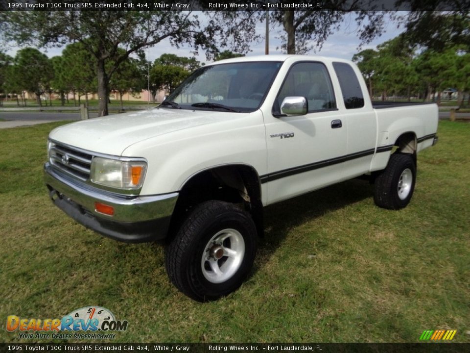 Front 3/4 View of 1995 Toyota T100 Truck SR5 Extended Cab 4x4 Photo #1