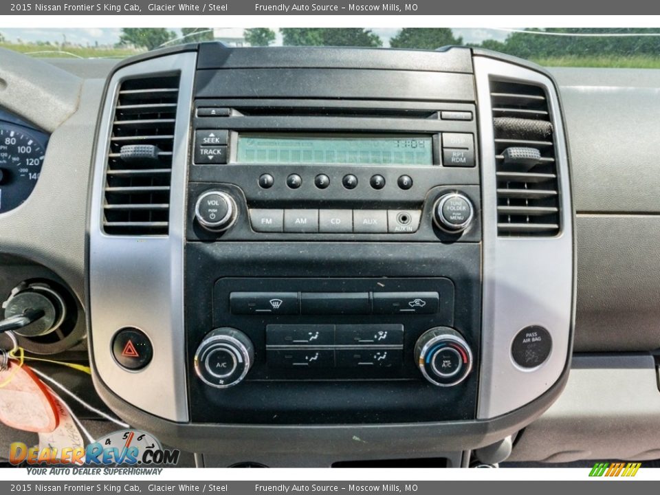 Controls of 2015 Nissan Frontier S King Cab Photo #32