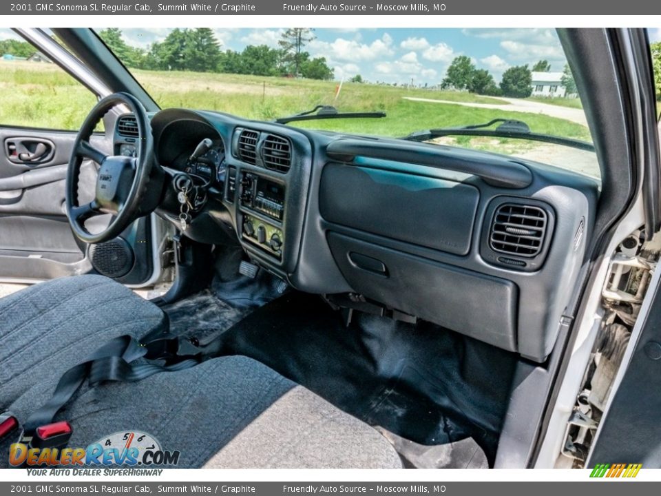 Dashboard of 2001 GMC Sonoma SL Regular Cab Photo #25