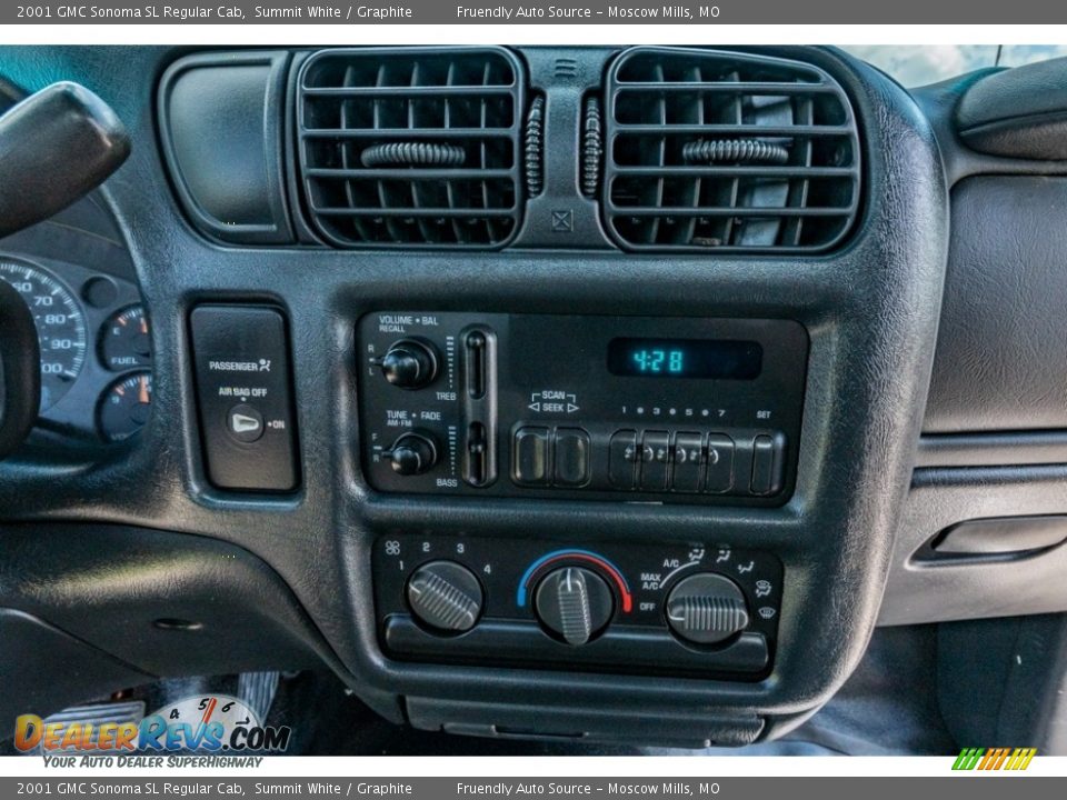 Controls of 2001 GMC Sonoma SL Regular Cab Photo #29