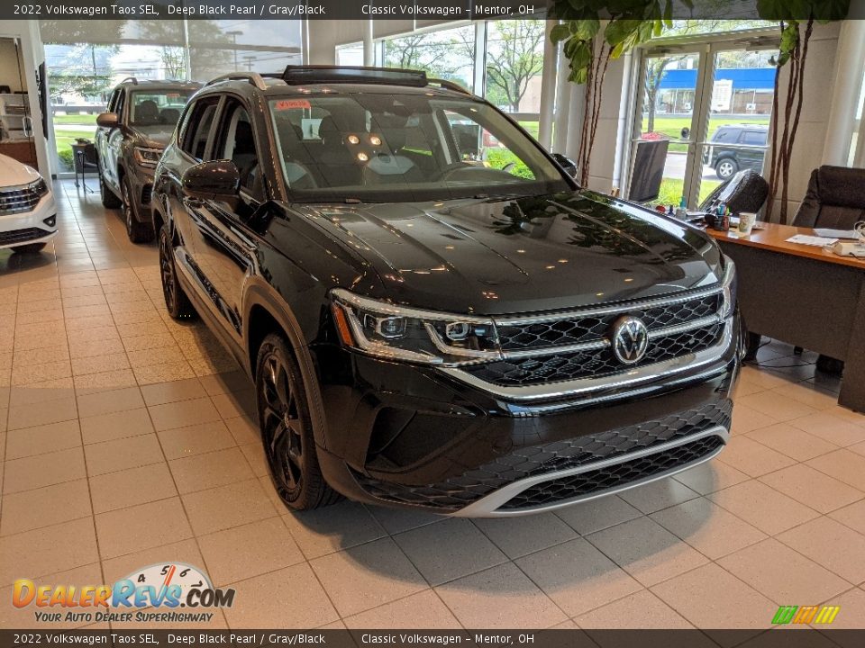 Front 3/4 View of 2022 Volkswagen Taos SEL Photo #1