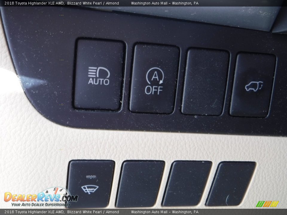 2018 Toyota Highlander XLE AWD Blizzard White Pearl / Almond Photo #17