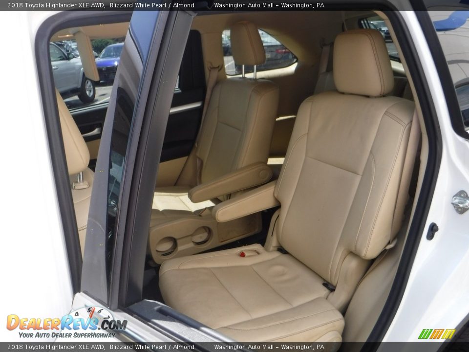 2018 Toyota Highlander XLE AWD Blizzard White Pearl / Almond Photo #27