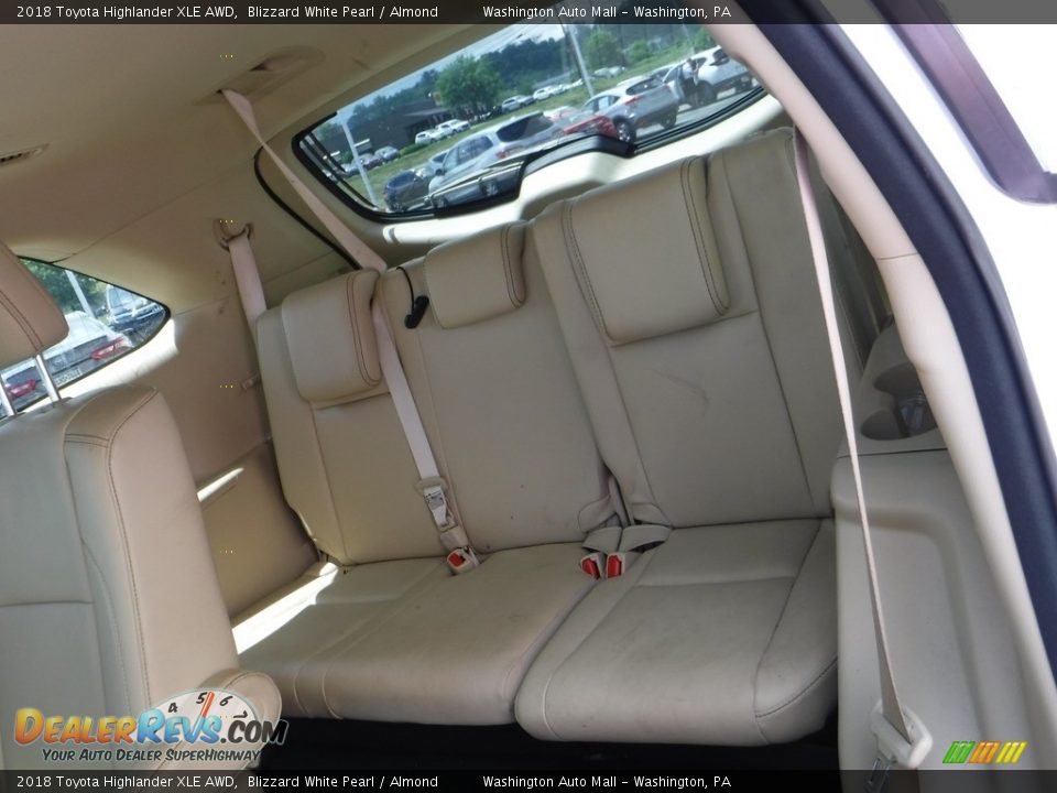 2018 Toyota Highlander XLE AWD Blizzard White Pearl / Almond Photo #28
