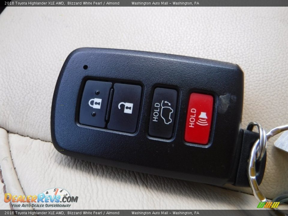 2018 Toyota Highlander XLE AWD Blizzard White Pearl / Almond Photo #30