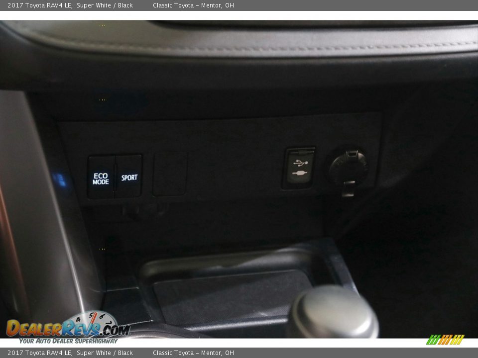 2017 Toyota RAV4 LE Super White / Black Photo #12