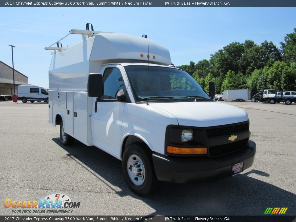 Front 3/4 View of 2017 Chevrolet Express Cutaway 3500 Work Van Photo #10