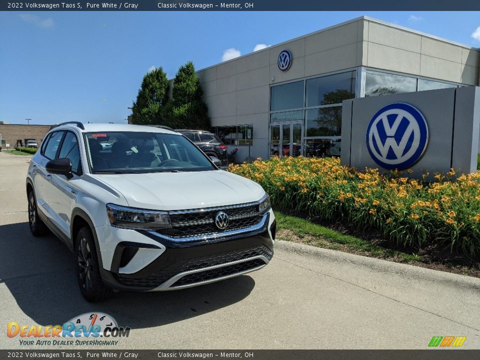 Front 3/4 View of 2022 Volkswagen Taos S Photo #1