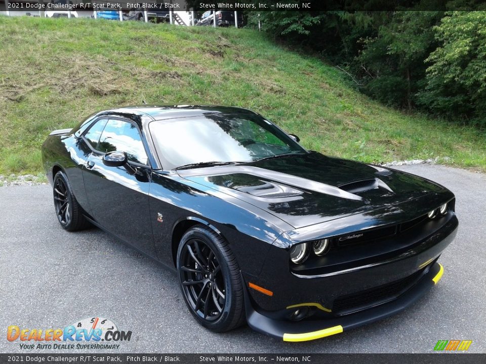 Front 3/4 View of 2021 Dodge Challenger R/T Scat Pack Photo #4