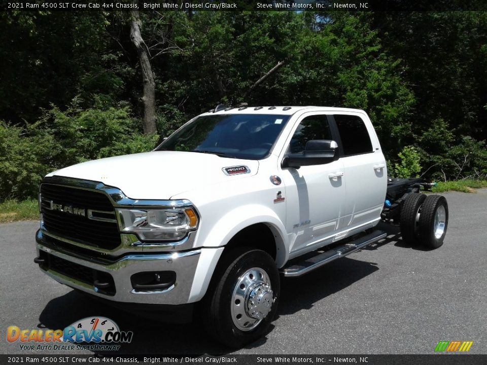 Front 3/4 View of 2021 Ram 4500 SLT Crew Cab 4x4 Chassis Photo #2