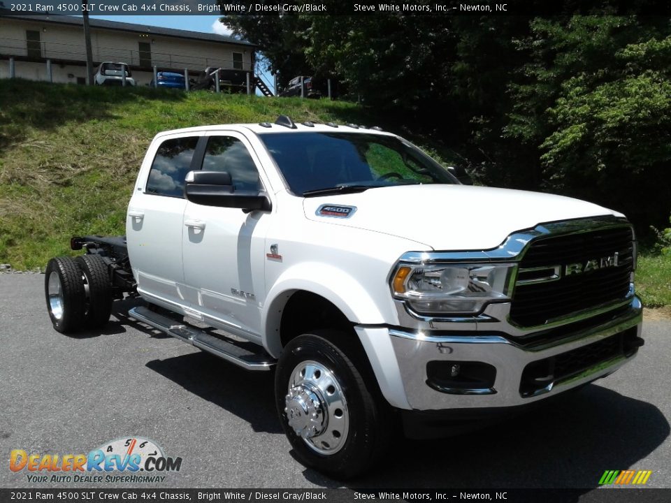 Front 3/4 View of 2021 Ram 4500 SLT Crew Cab 4x4 Chassis Photo #4