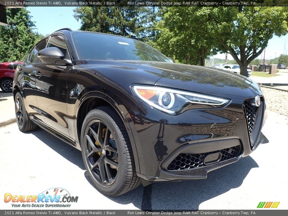 Front 3/4 View of 2021 Alfa Romeo Stelvio Ti AWD Photo #3