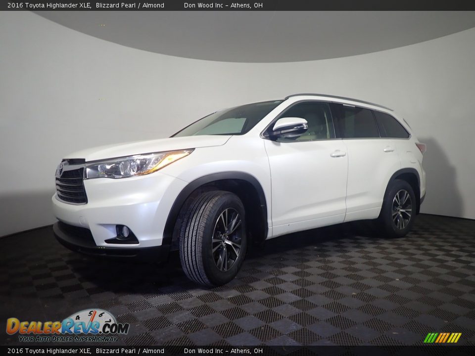 2016 Toyota Highlander XLE Blizzard Pearl / Almond Photo #10