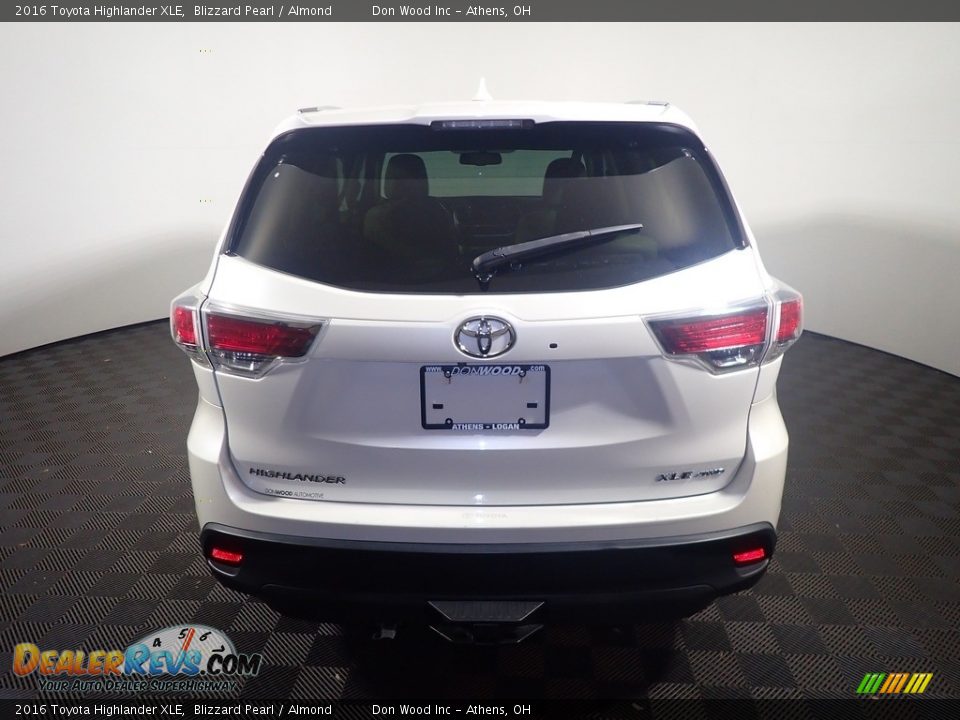 2016 Toyota Highlander XLE Blizzard Pearl / Almond Photo #15