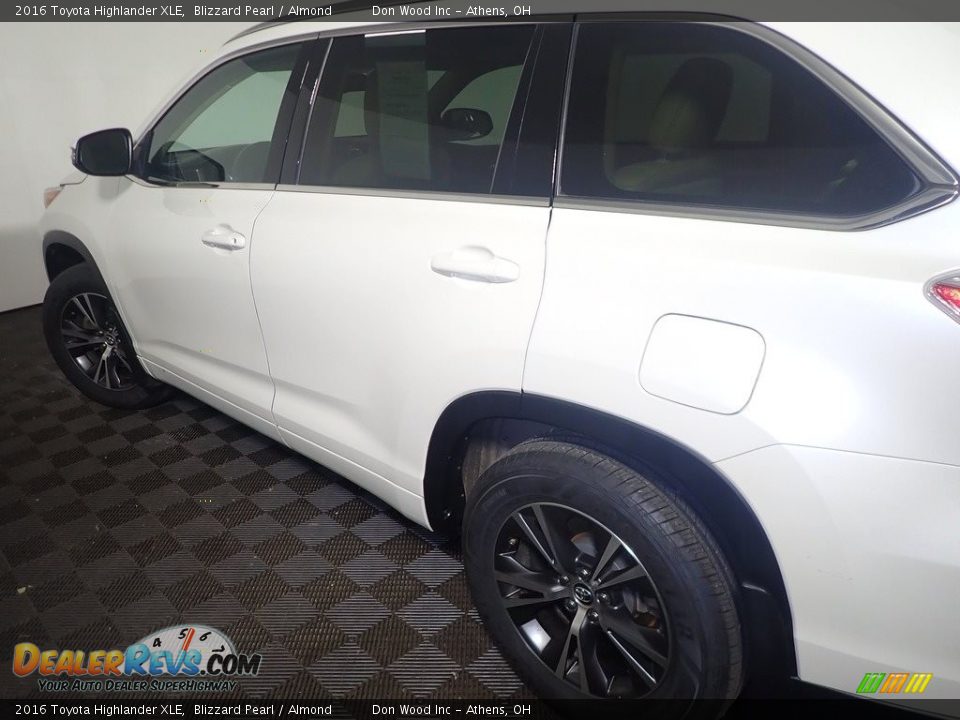 2016 Toyota Highlander XLE Blizzard Pearl / Almond Photo #21