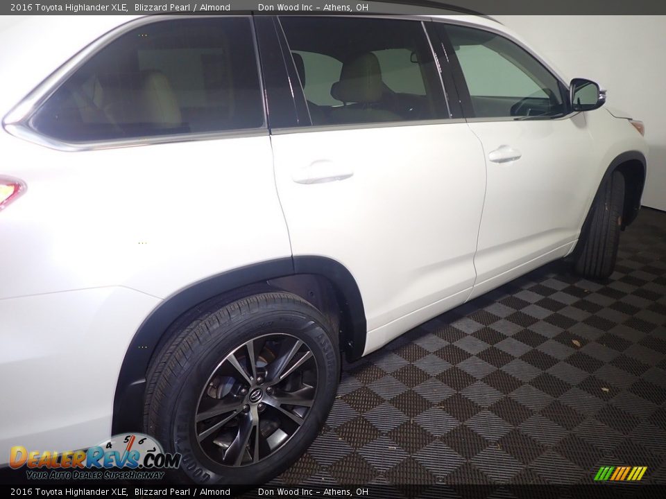 2016 Toyota Highlander XLE Blizzard Pearl / Almond Photo #22