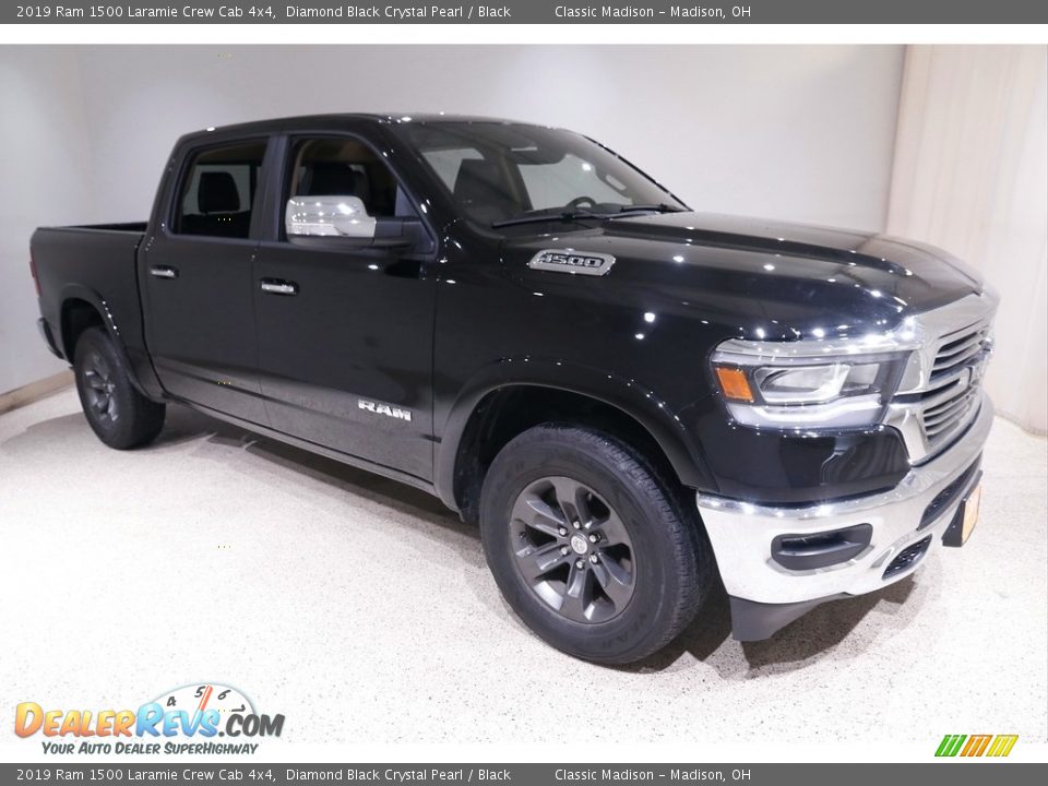 Front 3/4 View of 2019 Ram 1500 Laramie Crew Cab 4x4 Photo #1