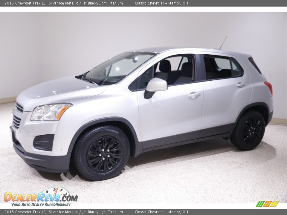 Front 3/4 View of 2015 Chevrolet Trax LS Photo #3