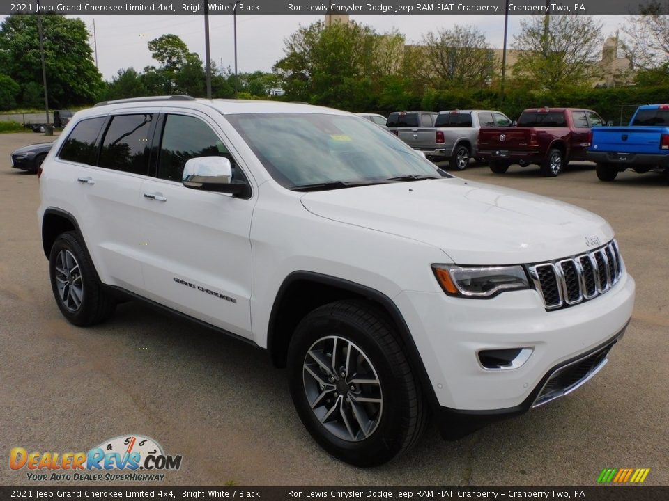 Front 3/4 View of 2021 Jeep Grand Cherokee Limited 4x4 Photo #3