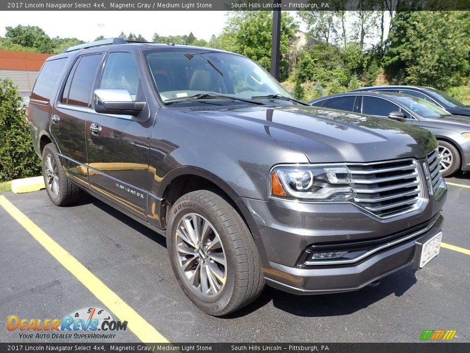 Front 3/4 View of 2017 Lincoln Navigator Select 4x4 Photo #4