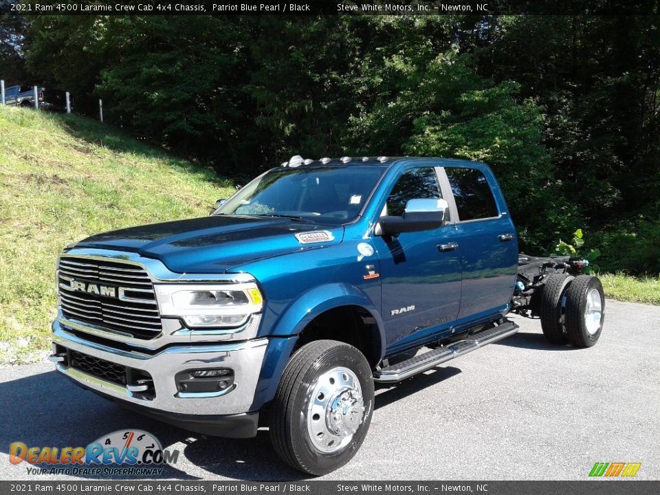 Front 3/4 View of 2021 Ram 4500 Laramie Crew Cab 4x4 Chassis Photo #2