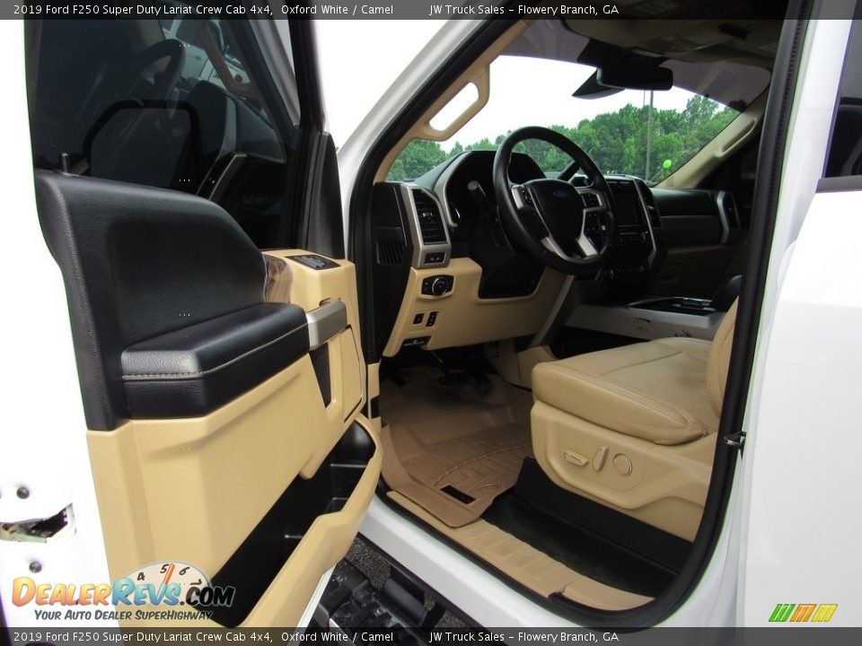 2019 Ford F250 Super Duty Lariat Crew Cab 4x4 Oxford White / Camel Photo #17