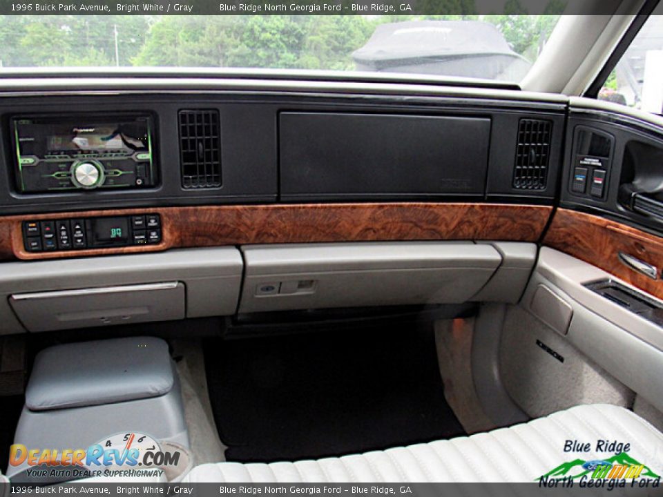 Dashboard of 1996 Buick Park Avenue  Photo #14