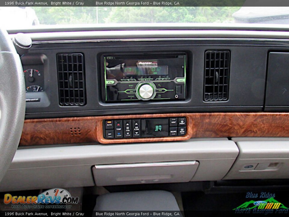 Controls of 1996 Buick Park Avenue  Photo #15