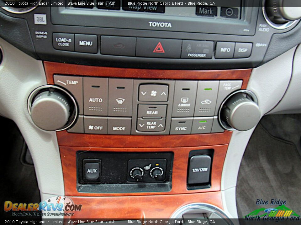 Controls of 2010 Toyota Highlander Limited Photo #23