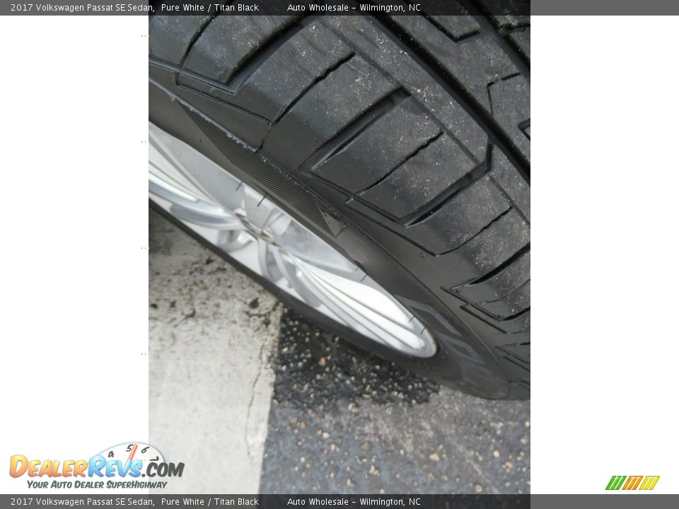 2017 Volkswagen Passat SE Sedan Pure White / Titan Black Photo #7