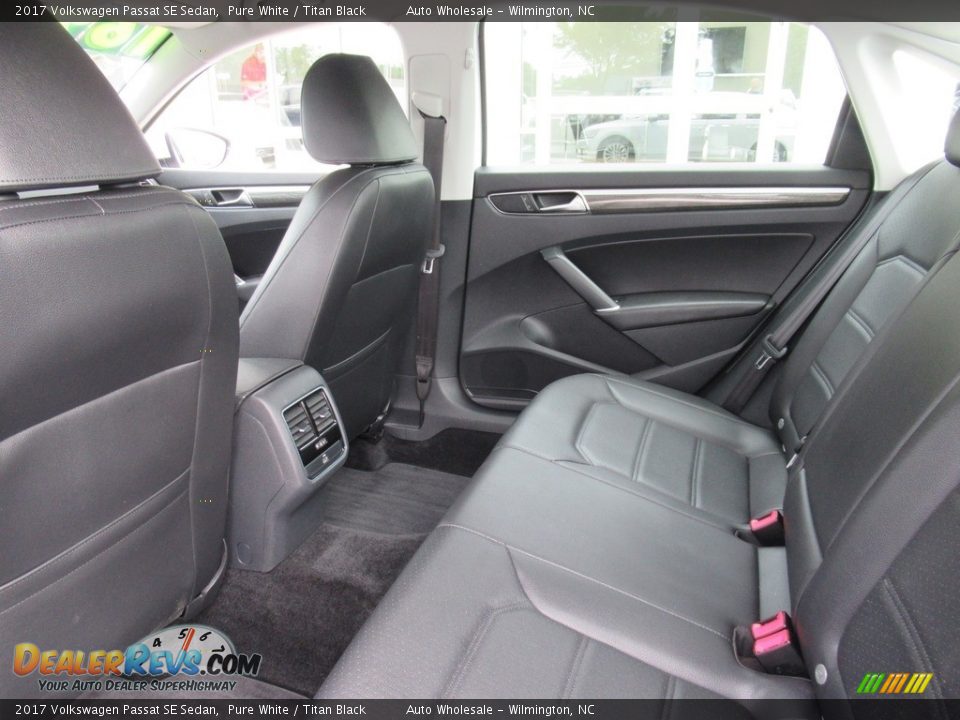 2017 Volkswagen Passat SE Sedan Pure White / Titan Black Photo #11