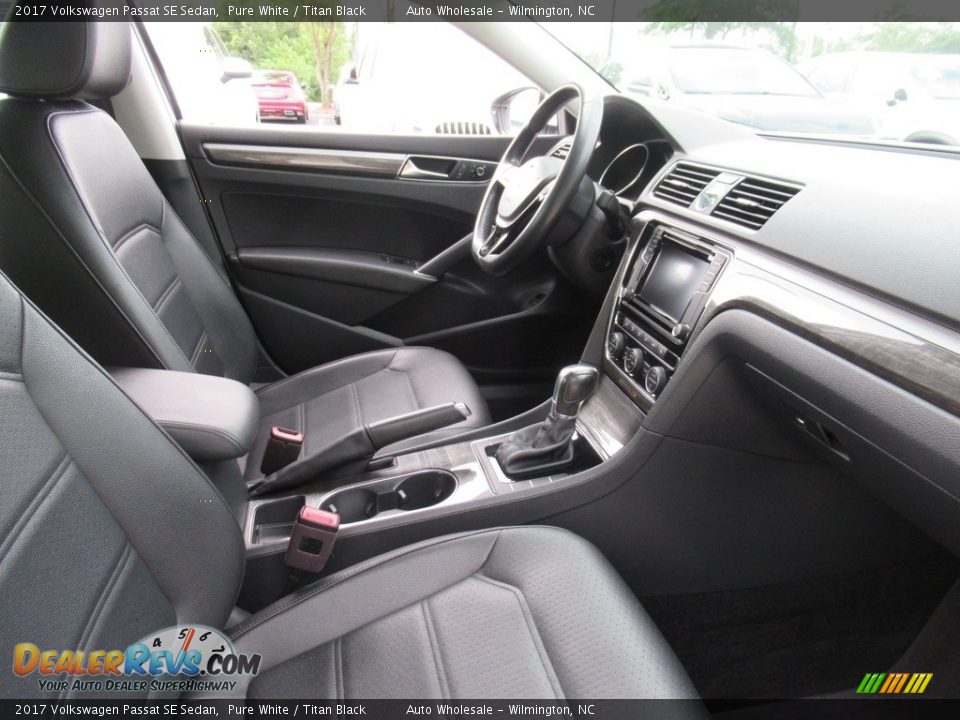 2017 Volkswagen Passat SE Sedan Pure White / Titan Black Photo #12