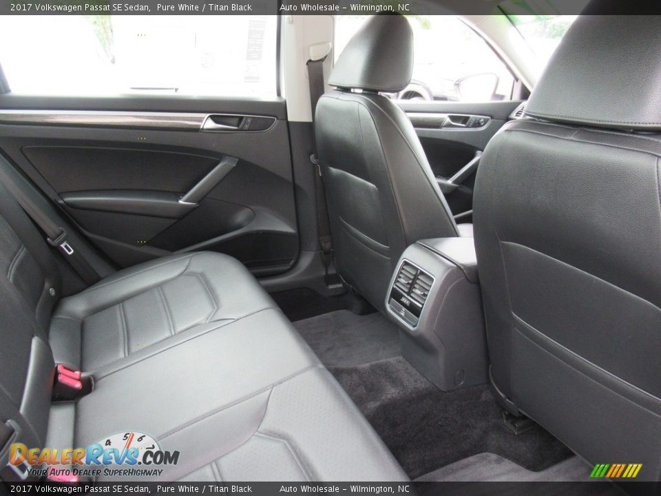 2017 Volkswagen Passat SE Sedan Pure White / Titan Black Photo #13