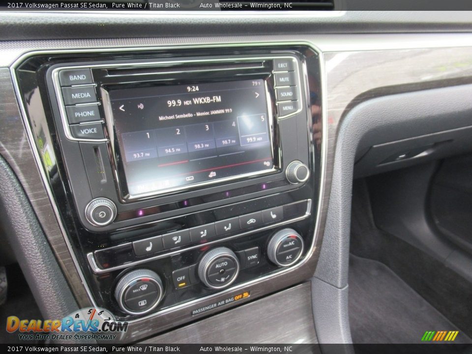 2017 Volkswagen Passat SE Sedan Pure White / Titan Black Photo #17