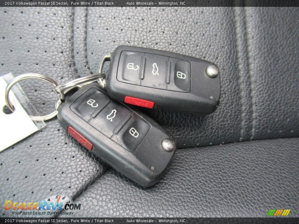 2017 Volkswagen Passat SE Sedan Pure White / Titan Black Photo #20