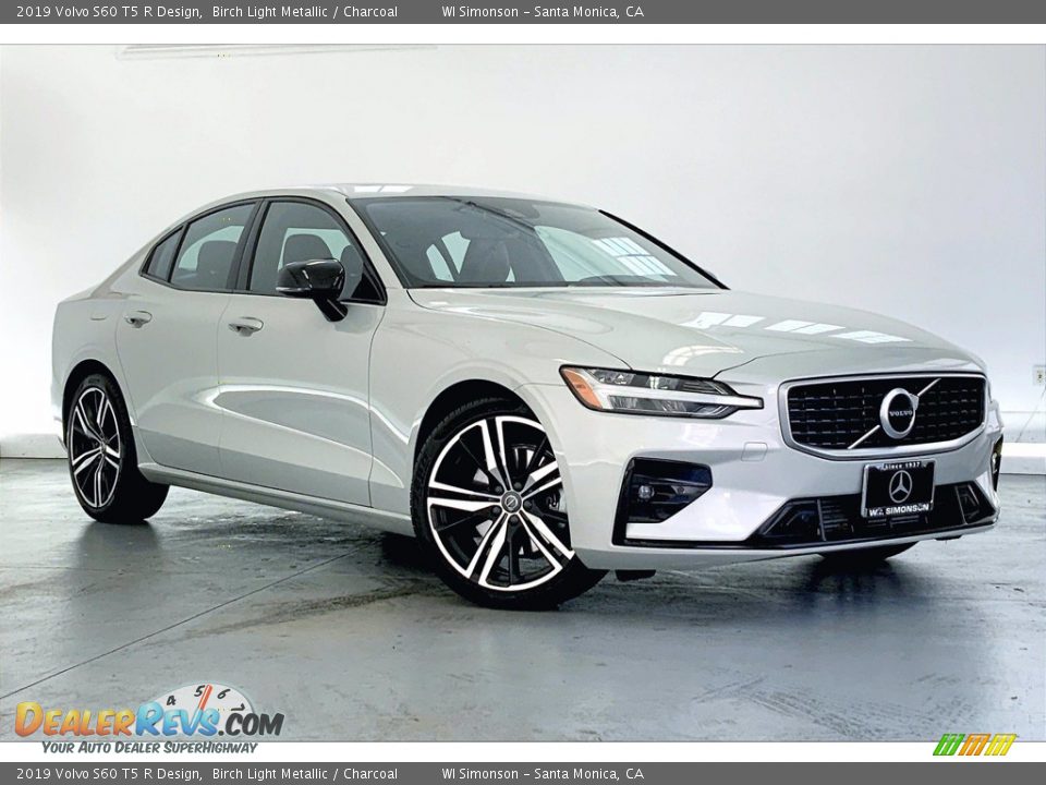 Front 3/4 View of 2019 Volvo S60 T5 R Design Photo #34
