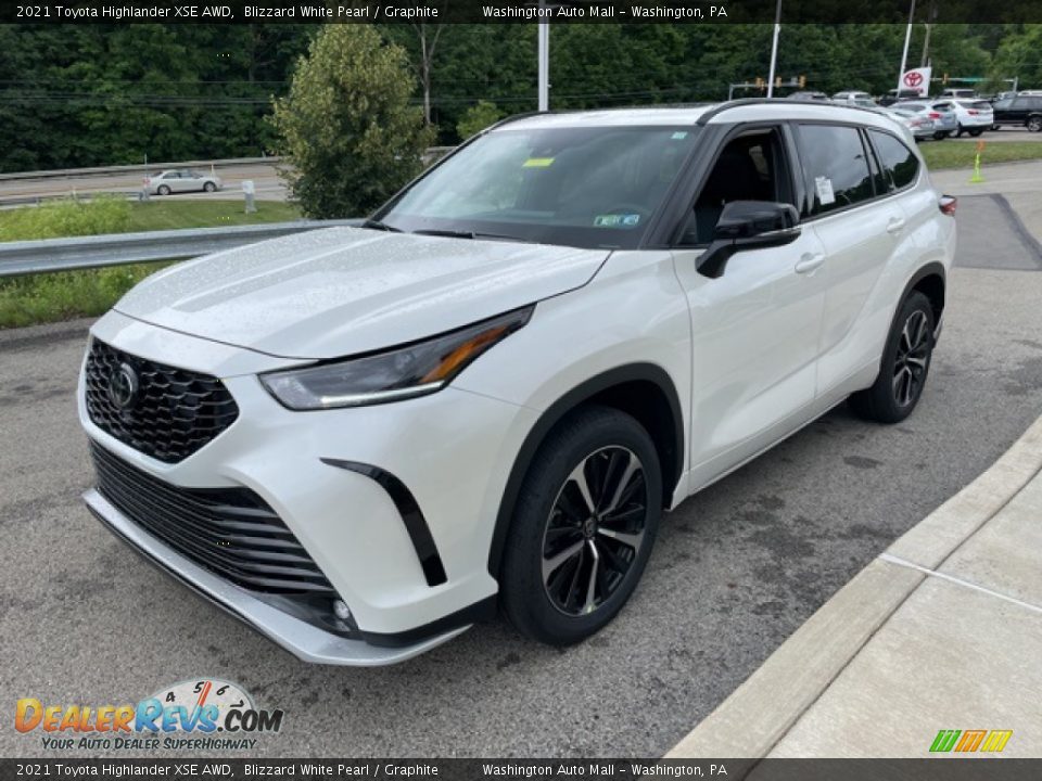 Front 3/4 View of 2021 Toyota Highlander XSE AWD Photo #8