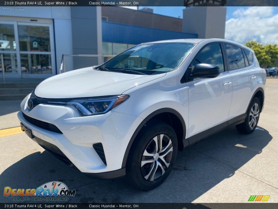 2018 Toyota RAV4 LE Super White / Black Photo #1