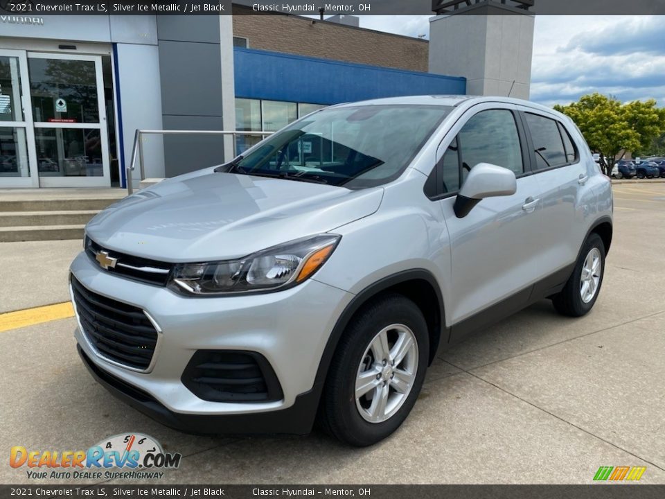 Front 3/4 View of 2021 Chevrolet Trax LS Photo #1