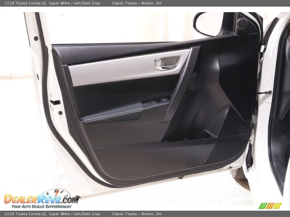 2018 Toyota Corolla LE Super White / Ash/Dark Gray Photo #4