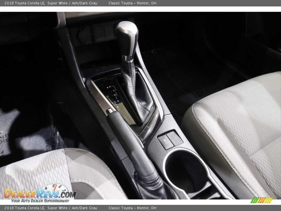 2018 Toyota Corolla LE Super White / Ash/Dark Gray Photo #11
