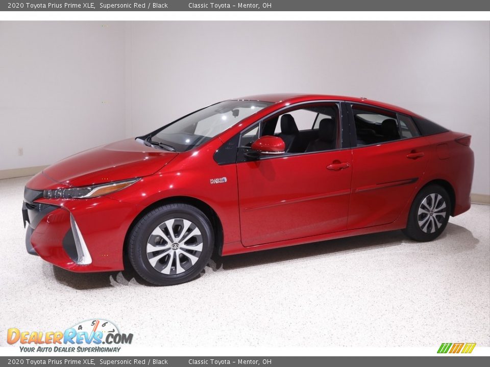 Front 3/4 View of 2020 Toyota Prius Prime XLE Photo #3