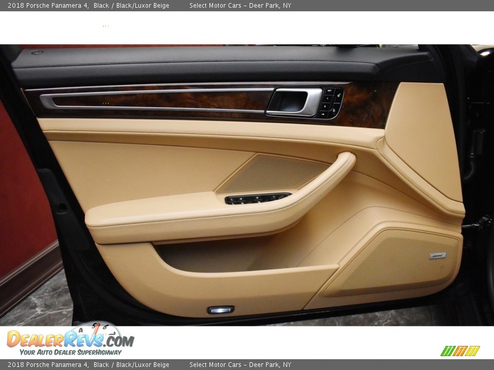 Door Panel of 2018 Porsche Panamera 4 Photo #24